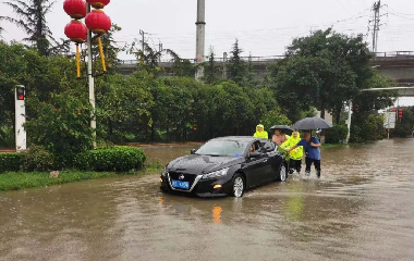 渭南临渭交警：我为群众办实事 雨中“荧光绿” 守护群众安全行