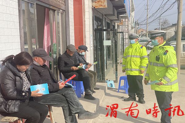 【美丽乡村行】交警宣传进农村 交通安全不放松 (图1)