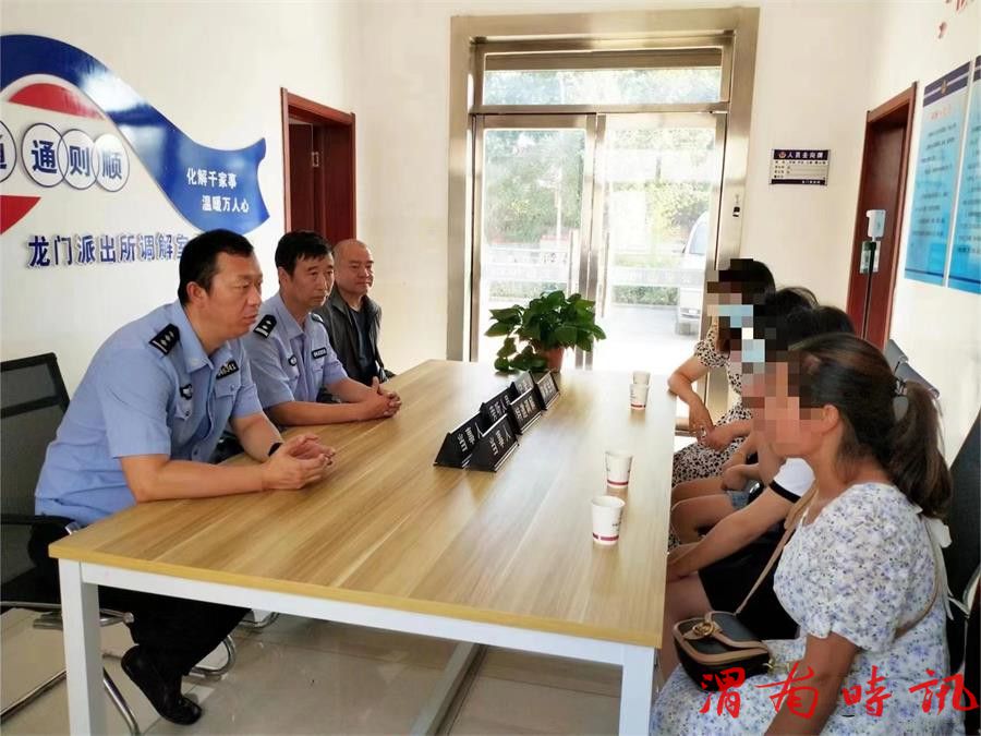 赌气少女出走失联 民警冒雨辗转寻回——韩城市公安局龙门派出所从咸阳找回两名离家出走少女(图1)