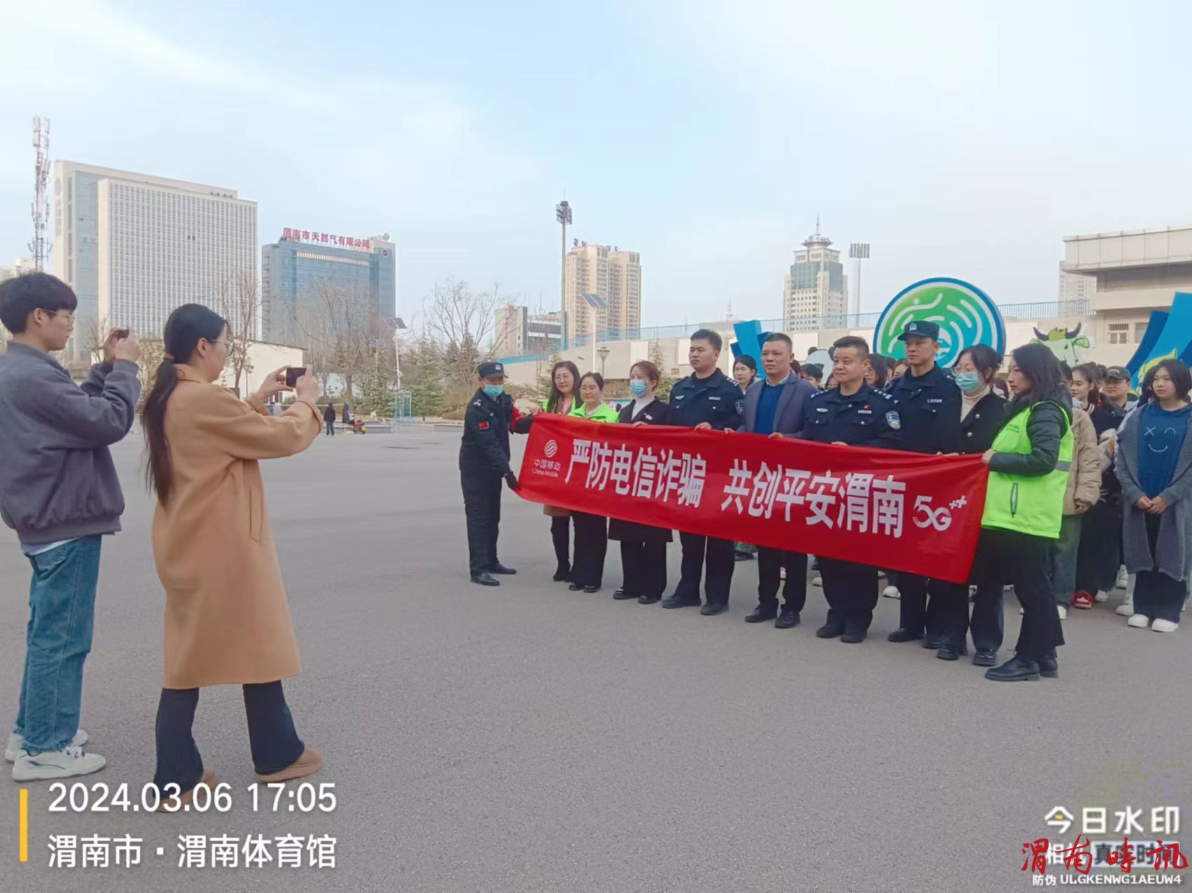 渭南师范学院开展反电诈流动宣传体验车进校园活动(图1)