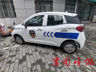 临渭执法大队车辆不但无牌上路，还违法停车？这是怎么回事？